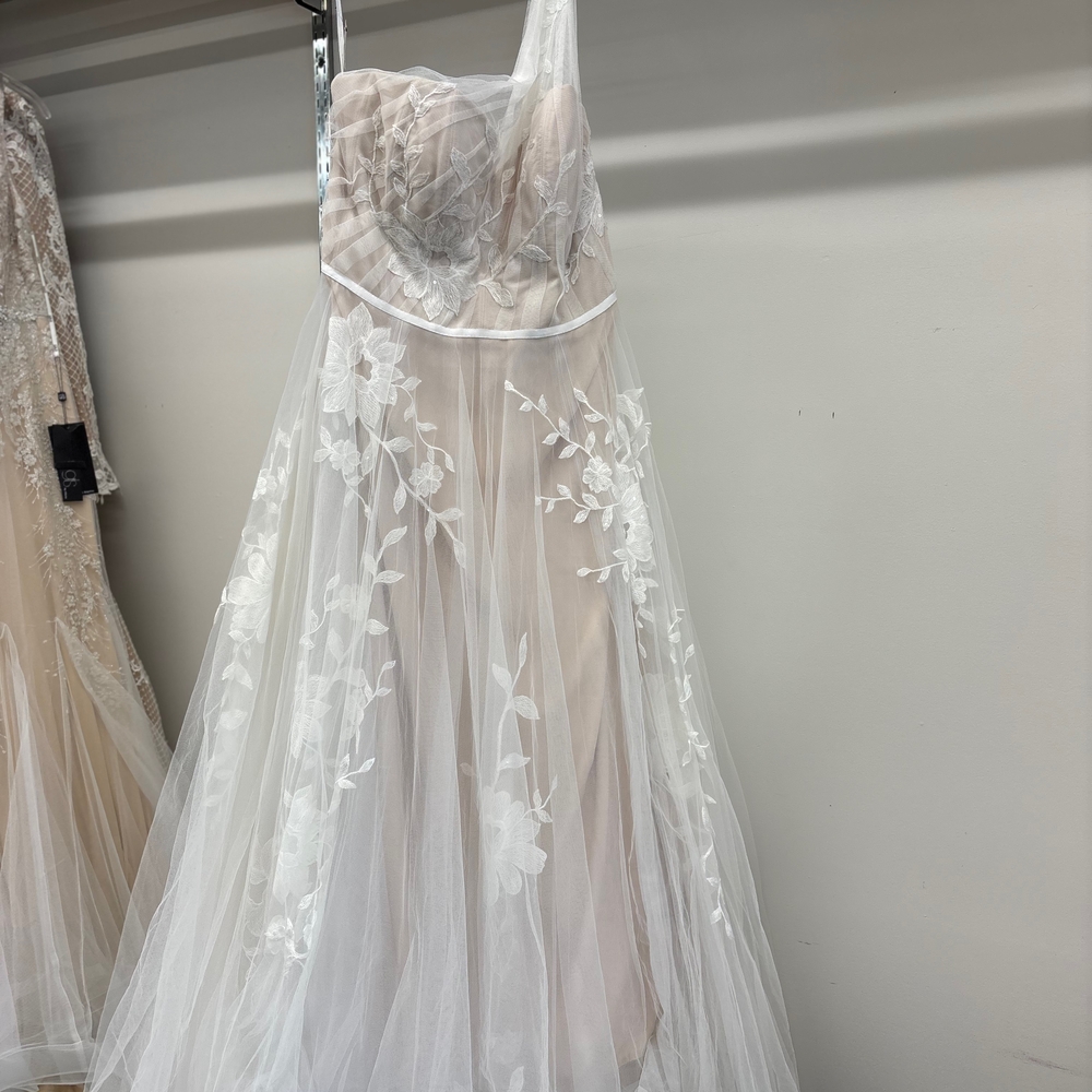 Elegant White Floral Wedding Dress